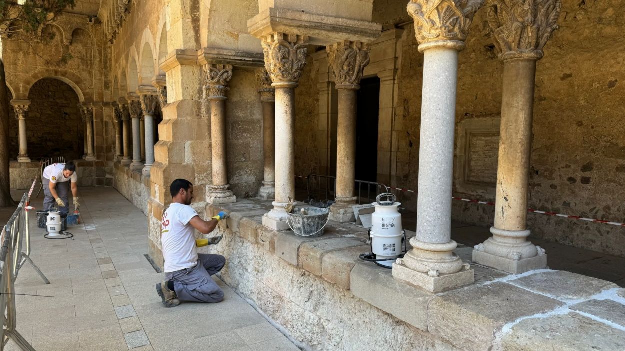 Recta final dels treballs de restauració del pedrís del Claustre del Monestir