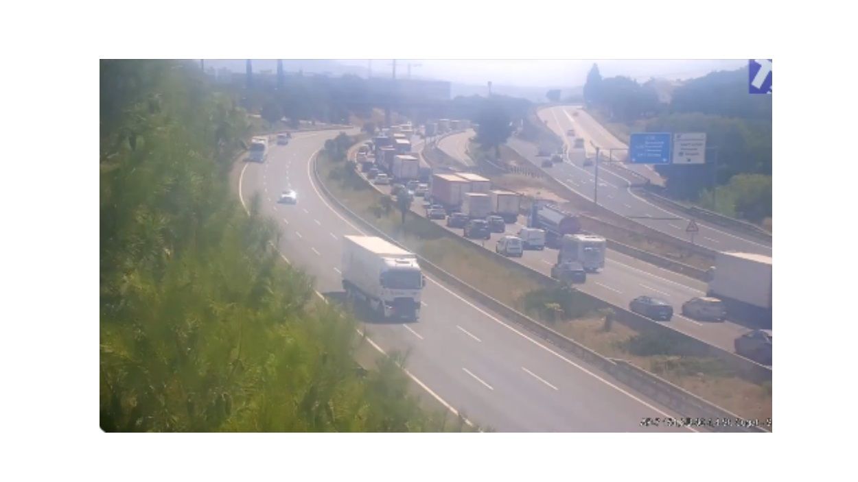 Tres ferits i cues quilòmetriques per un accident a l'AP7 a Sant Cugat