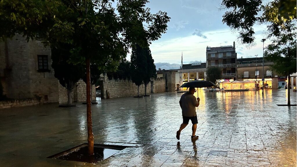 Alt: La pluja ajorna l'inici del tractament anticaigudes del paviment d'Octavià