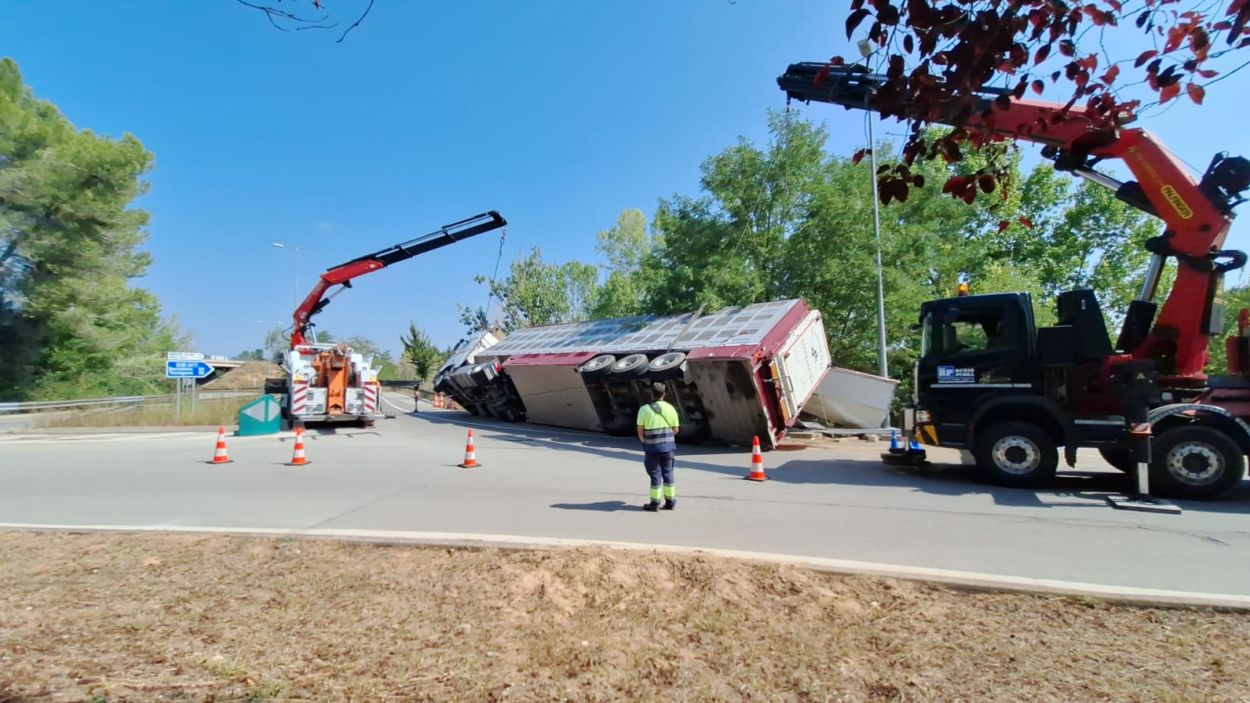 Bolca un camió amb bestiar al camí de la Salut amb Can Monmany