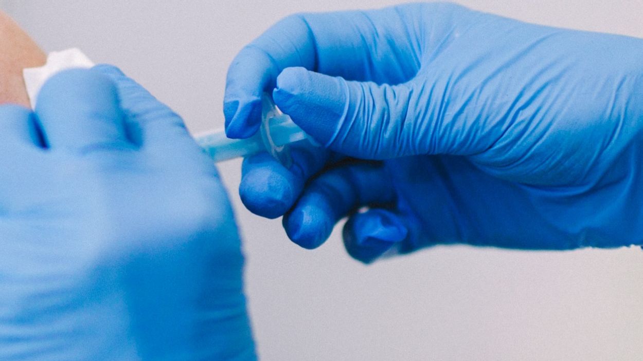 Salut inclourà la vacunació contra la tos ferina a partir dels 11 anys en el calendari vacunal de 2025