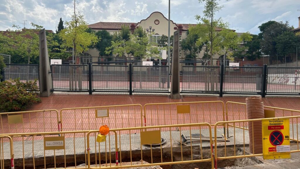 Alt: Les obres a les escoles de la Floresta i la Joan Maragall, acabaran el setembre