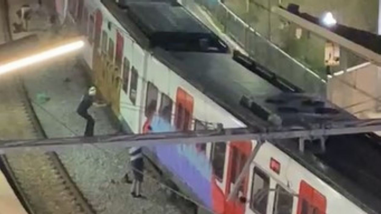 Una desena de persones salten a les vies per pintar grafitis a un tren de la Floresta