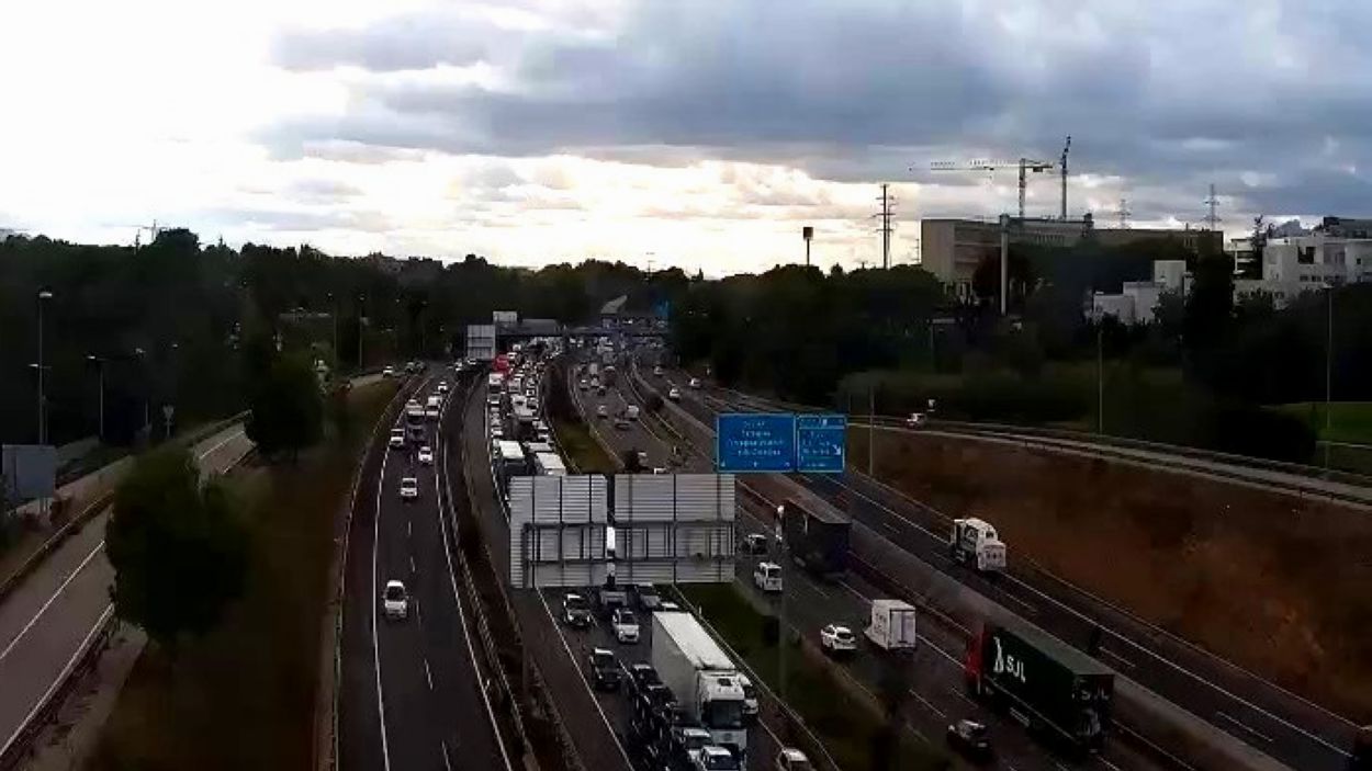 Un accident a Barberà del Vallès provoca cua de fins a 7 km a l'AP-7 a Sant Cugat