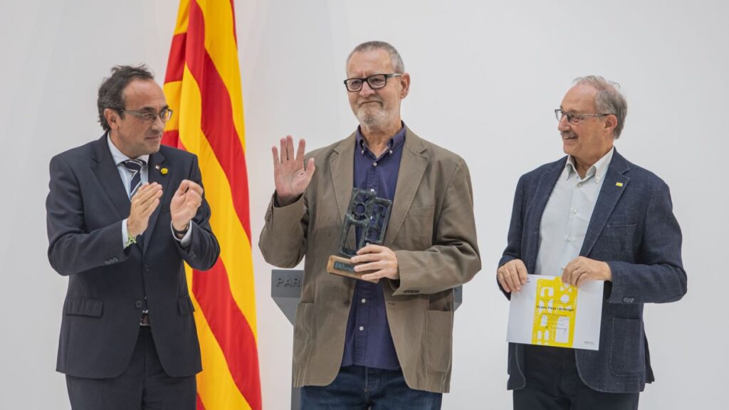 Alt: El Parlament es rendeix a la lluita incansable per la pau de Vicenç Fisas