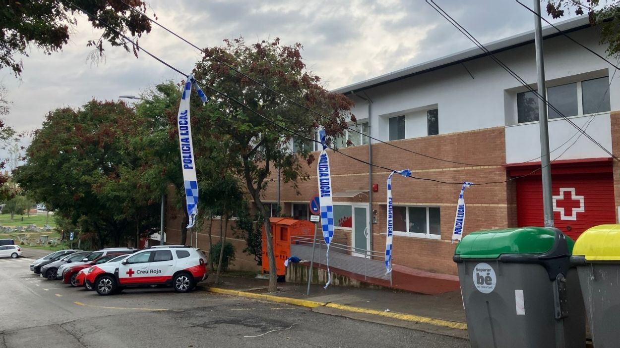Tallat al trànsit el carrer de Sant Juli per la caiguda d'un cablejat de fibra òptica