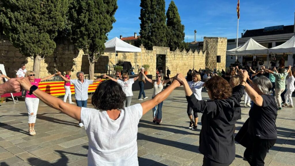 Alt: L'entitat Sardanista Sant Cugat celebra el 25è aniversari amb una gran trobada a La Unió
