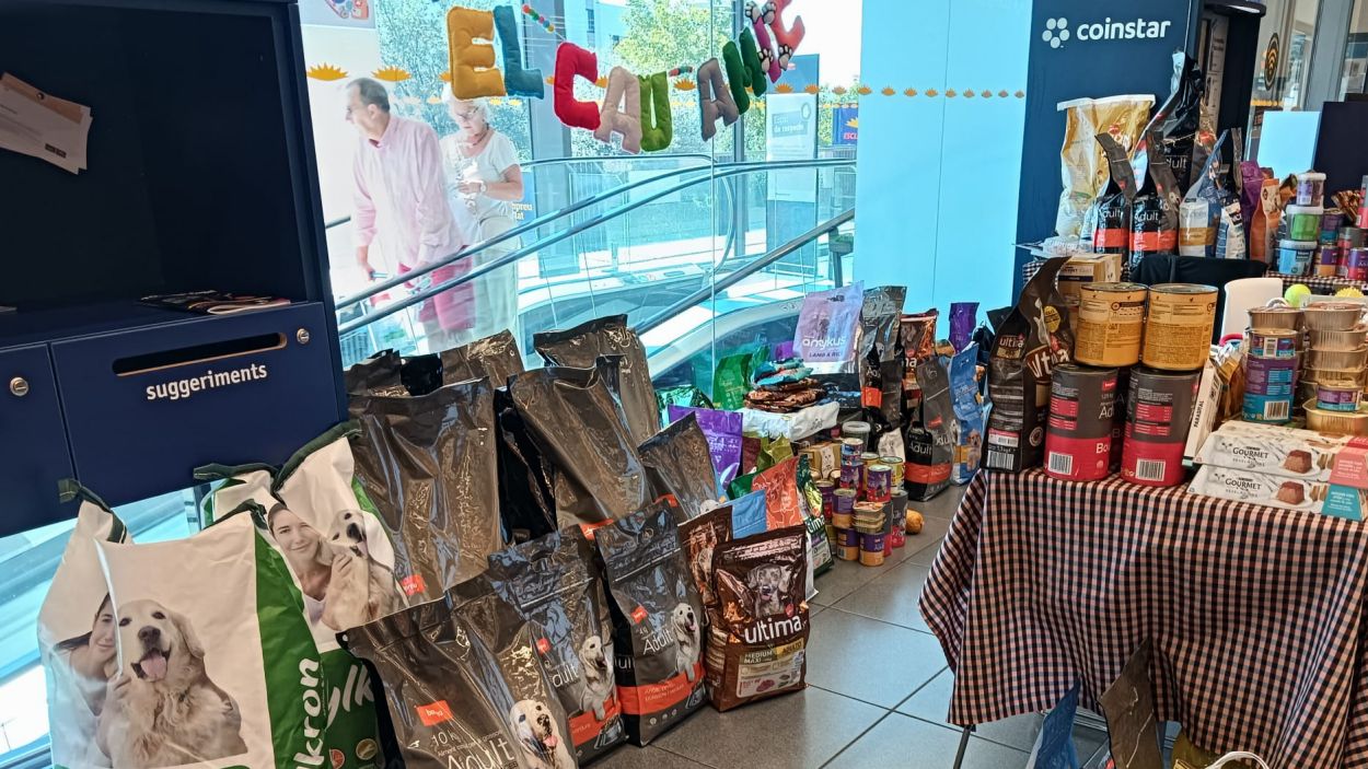 El Cau Amic recull 870 quilos de menjar per a gossos gràcies a la solidaritat dels clients de l'Esclat
