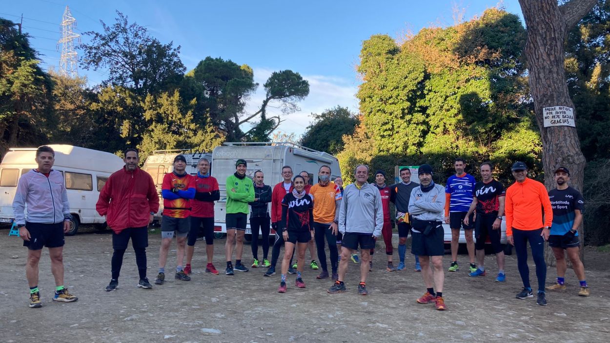 Una trentena d'atletes reten homenatge a l'atleta popular Asun Sabrido