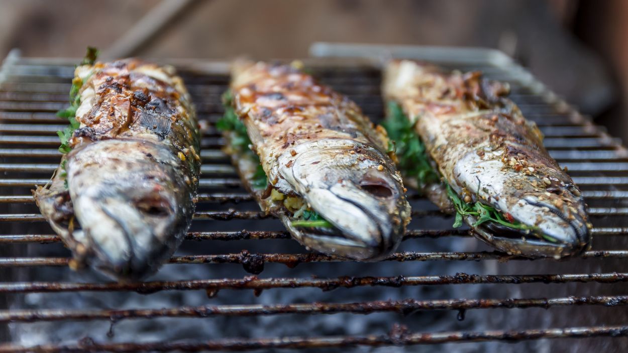 El peixater Jordi Prat, de la parada Foc de Gel del Mercat de Torreblanca, fa una selecció de peixos per a una barbacoa