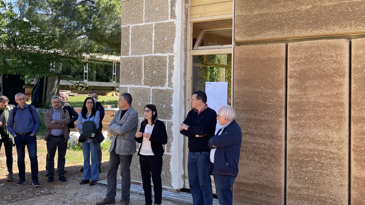 L'ETSAV posa a prova la construcció amb un prototip fet amb blat de moro i gira-sol