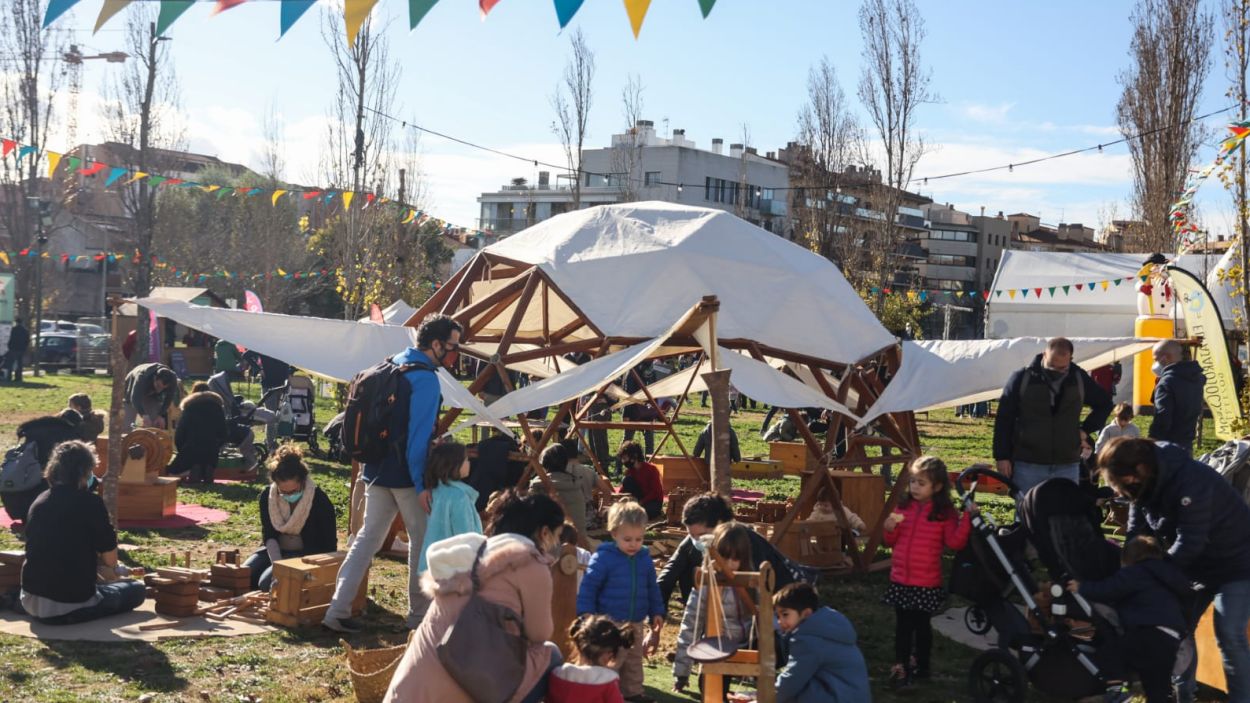 Jocs, concerts i pallassos, a la primera jornada d'activitats de l'Envelat de Nadal