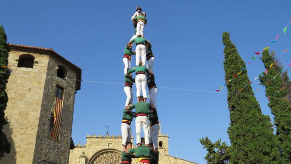 Alt: Els Gausacs carreguen el 3 de 9 amb folre en una gran diada castellera de Festa Major