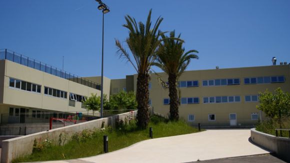 Un helicòpter dels Mossos reforça la vigilància a l'escola jueva Hatikva