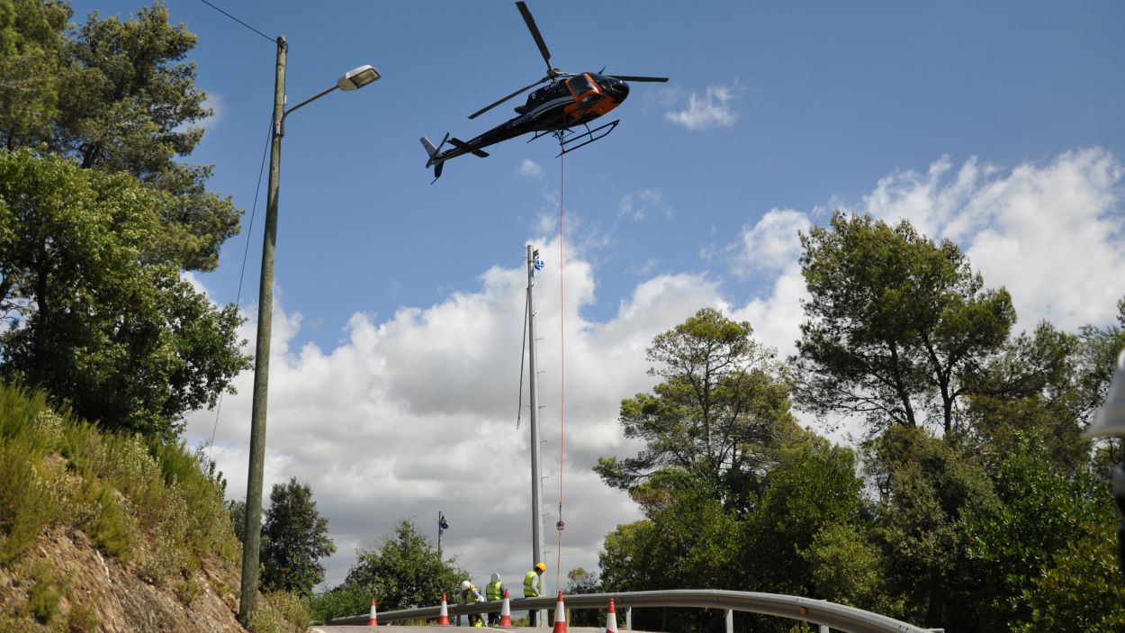 Endesa substitueix una línia elèctrica al Parc de Collserola amb helicòpter