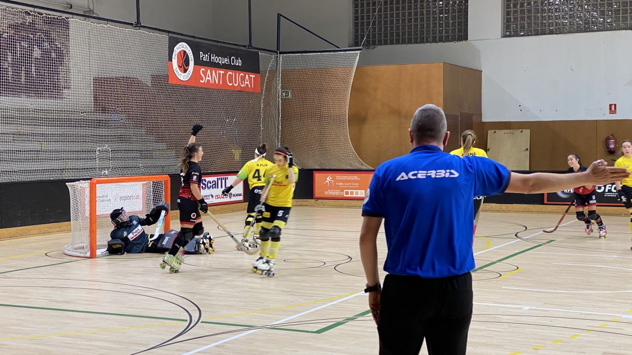El Patí Hoquei femení perd amb claredat a la pista del Telecable asturià