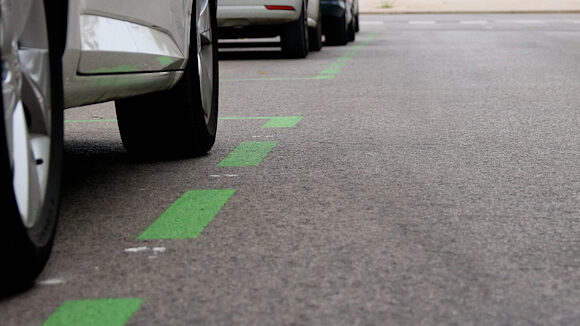 Cal ampliar les àrees verdes i blaves d'aparcament?