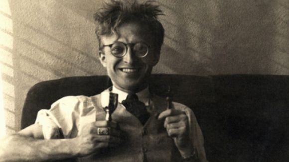 Radioteatre: 'Les parets i les barbes'