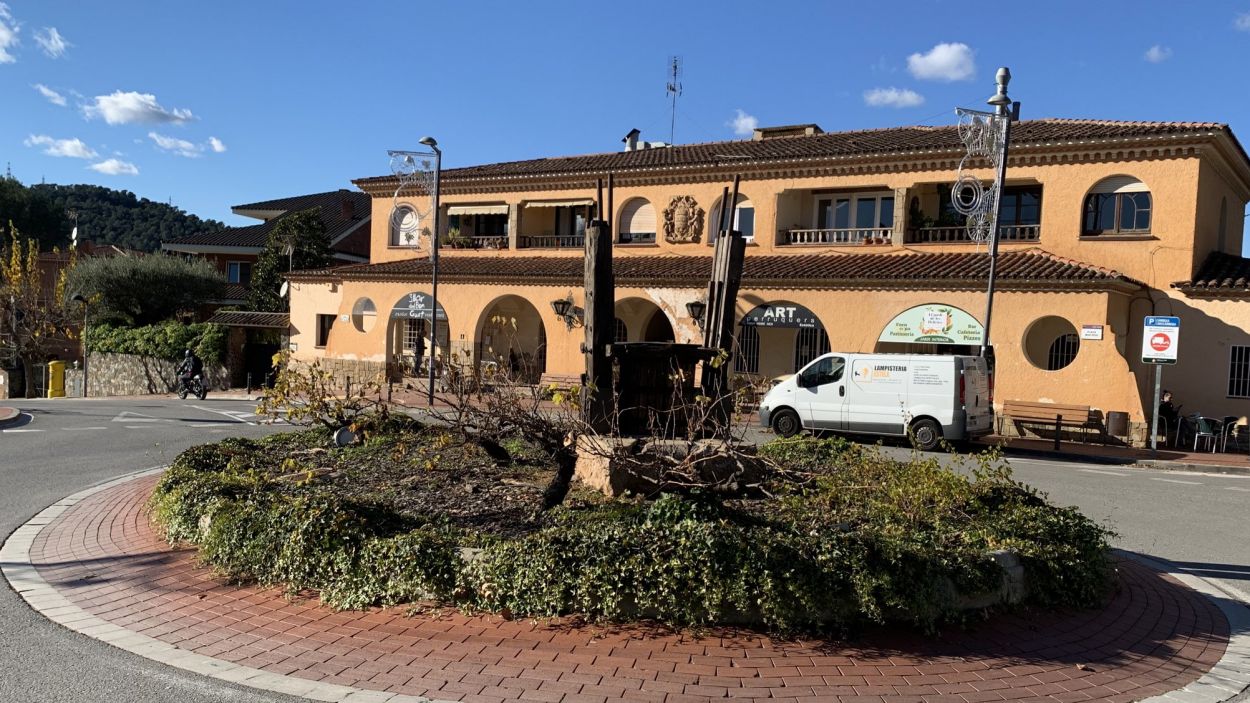 La plaça del Mas Roig de Valldoreix recupera la premsa de vi