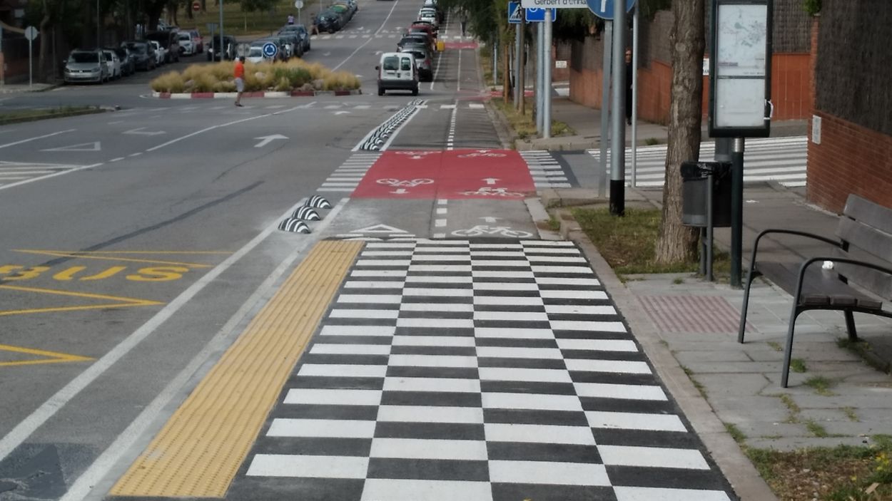 Sant Cugat estrena nous carrils bici per facilitar l'arribada a l'escola