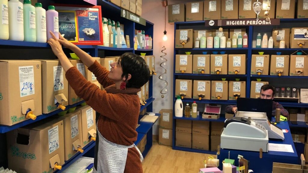 Alt: Productes de neteja i d'higiene a granel responsables amb el medi ambient