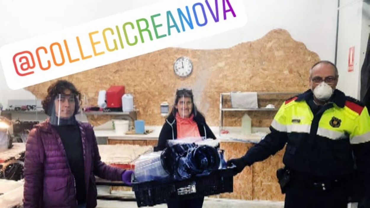 El Col·legi Creanova dona més de 1.500 viseres protectores als Mossos d'Esquadra