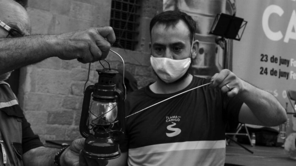 Alt: La Flama del Canigó torna a il·luminar Sant Cugat per la revetlla de Sant Joan