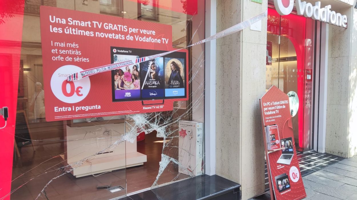 Nou robatori en una botiga de mòbils del centre de Sant Cugat rebentant l'aparador