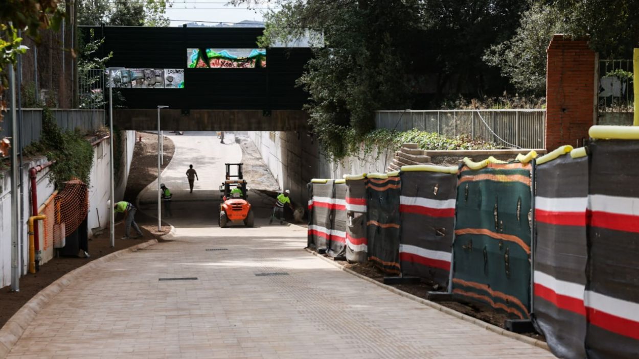 Recta final de les obres de renovació de l'accés a l'escola Pins del Vallès