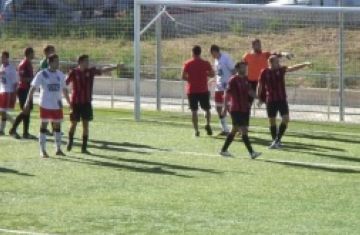 Alt: El SantCu perd dos punts en temps afegit davant l'Horta