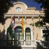 La senyera acompanya la bandera Sahrauí al balcó de l'Ajuntament