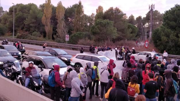 Un centenar de persones talla ara mateix l'autopista C-16, a l'alçada de Valldoreix, en ambdós sentits de la marxa