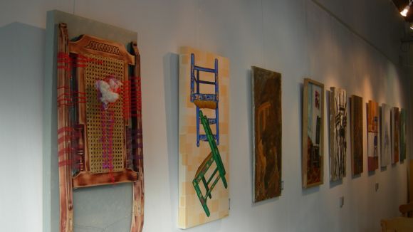 El Club Muntanyenc inaugura l'exposició 'Cadires' al vestíbul de la seva seu