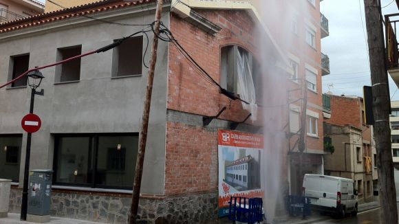 Una fuita d'aigua al carrer de Balmes provoca una columna de sis metres