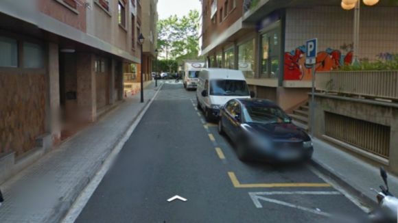 Un tram del carrer de Girona queda tallat al trànsit a causa d'unes obres