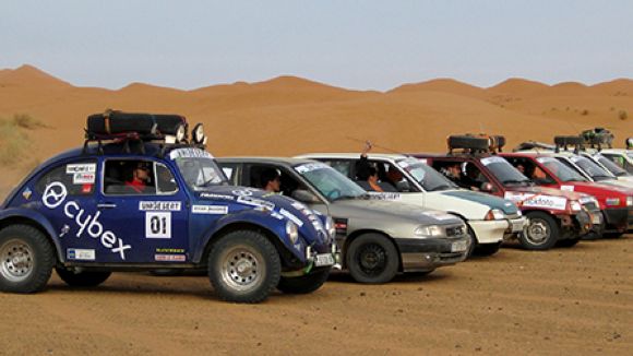 Sant Cugat acomiada l'equip santcugatenc que participa al ral·li Unidesert