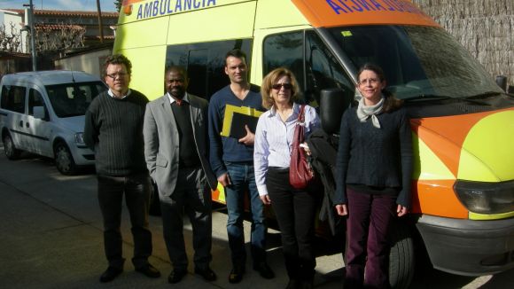 Alt: Ambulàncies Domingo cedeix un vehicle a l'ONG Ayudar a Despegar per al Camerun