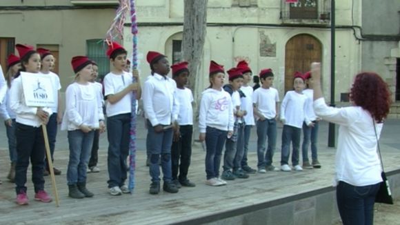La Coral Infantil de Fusió canta Caramelles pels carrers de la ciutat aquesta tarda