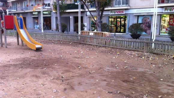 La brigada trasllada jocs d'un parc infantil de la Rambla del Celler a petició de veïns