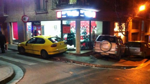 Alt: Un ferit lleu en un xoc entre dos vehicles al carrer Vallès