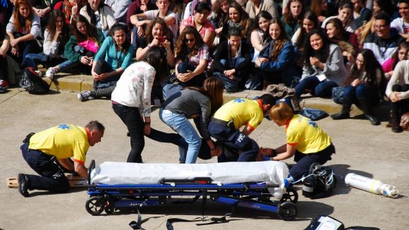 400 joves es preparen amb alumnes d'infermeria de la UIC contra les drogues