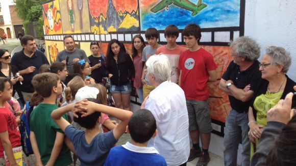 'Mural de vida' uneix nens, joves i grans en un taller de trobades intergeneracionals