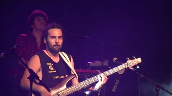 La Sra. Tomasa amenitza la primera nit de festa amb la seva música de fusió