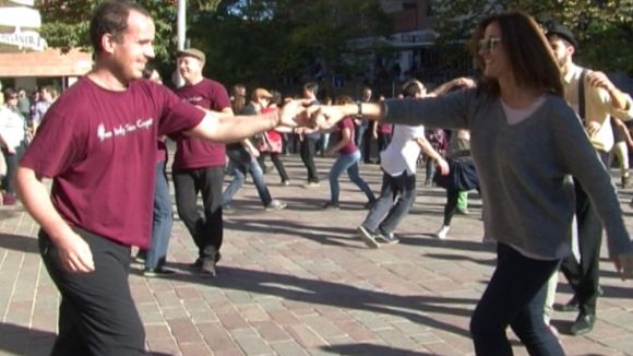 Una multitudinària ballada de swing envaeix la plaça de Can Quitèria