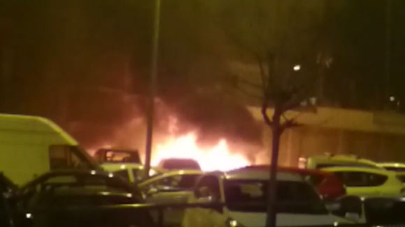 Cremen dos cotxes a l'avinguda de Cerdanyola