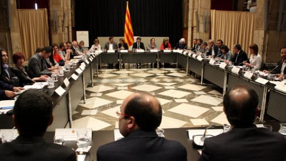 Govern, partits, ajuntaments i entitats responen al Constitucional amb una nova llei d'emergència social