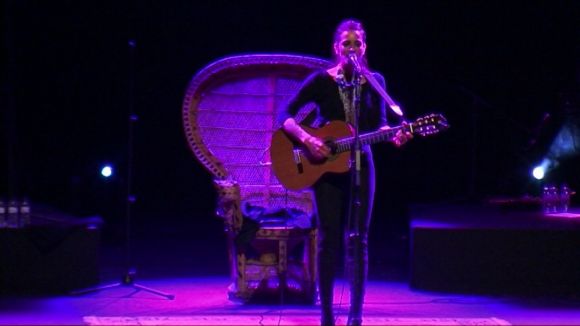 Un Teatre-Auditori exultant es rendeix a la música d'una Bebe nova