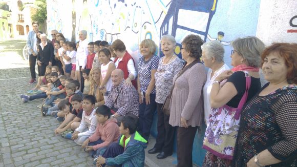 Les vivències dels avis de la Llar de la Parròquia, reflectides al 'Mural de la vida'