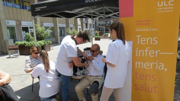 90 alumnes d'infermeria de la UIC surten al carrer per promocionar els hàbits saludables