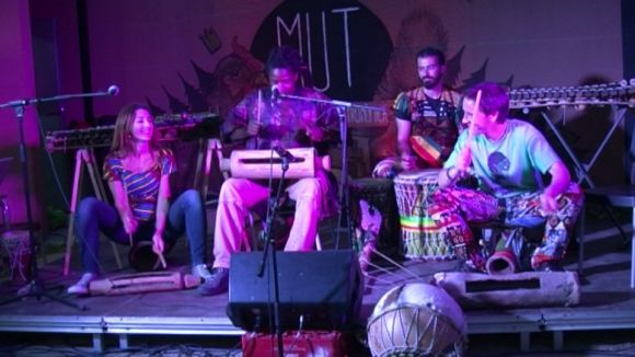 La música mandinka d'Afroalamuta reuneix una cinquantena de persones al MUT